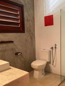 La salle de bains est pourvue d'une douche et de toilettes. dans l'établissement App Lory KiteVillage, à Uruau