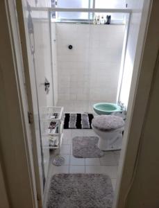 uma pequena casa de banho com WC e lavatório em Apartamento Alameda Santos - By Capsula Hotel em São Paulo