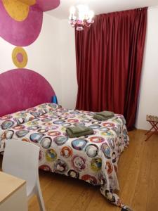 um quarto com uma cama com um edredão em B&B Eden em Trento