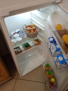 トレントにあるB&B Edenの卵と食べ物を入れたオープン冷蔵庫