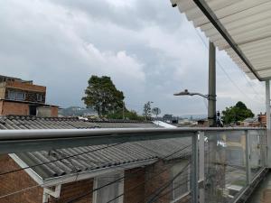una vista desde el techo de una casa en Apartaestudio de la 80 por el Titán Plaza 101 en Bogotá