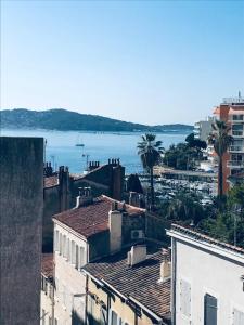 a view of a city with the ocean and buildings at « Quartier des arts » de vivre à la Toulonnaise in Toulon