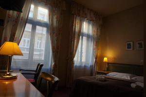 プラハにあるBrewery Apartments and roomsのベッドルーム1室(ベッド1台、デスク、窓付)