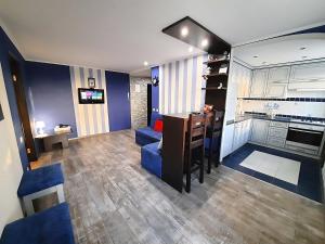 ポルタヴァにあるSea Style - Сеть апартаментов Alex Apartments Бесконтактное заселение 24-7のリビングルーム(テーブル付)、キッチン