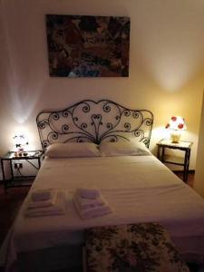 سرير أو أسرّة في غرفة في Le Stanze di Rosa
