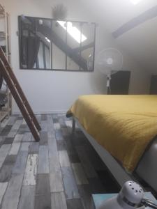 Postel nebo postele na pokoji v ubytování Loft Haut de Gamme Centre Montargis, Place de Parking, Local à vélos, Linge de lits et serviettes, coin rivière amenagé, Hamac, Épicerie, Vélos en option, Tout confort jusqu'à 4 voyageurs