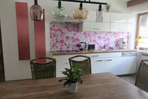 Η κουζίνα ή μικρή κουζίνα στο Ferienwohnung Fröhlich +15 φωτογραφίες