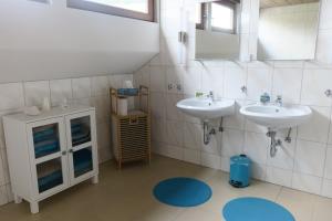 Ένα μπάνιο στο Ferienwohnung Fröhlich