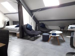 Postel nebo postele na pokoji v ubytování Loft Haut de Gamme Centre Montargis, Place de Parking, Local à vélos, Linge de lits et serviettes, coin rivière amenagé, Hamac, Épicerie, Vélos en option, Tout confort jusqu'à 4 voyageurs