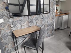 Kuchyň nebo kuchyňský kout v ubytování Loft Haut de Gamme Centre Montargis, Place de Parking, Local à vélos, Linge de lits et serviettes, coin rivière amenagé, Hamac, Épicerie, Vélos en option, Tout confort jusqu'à 4 voyageurs