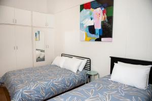 a bedroom with a bed and a painting on the wall at The Met Hotel in Toowoomba