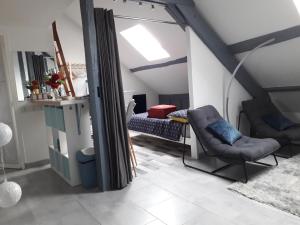 Posezení v ubytování Loft Haut de Gamme Centre Montargis, Place de Parking, Local à vélos, Linge de lits et serviettes, coin rivière amenagé, Hamac, Épicerie, Vélos en option, Tout confort jusqu'à 4 voyageurs
