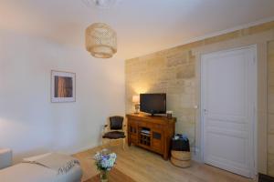 Televízia a/alebo spoločenská miestnosť v ubytovaní Les Suites d'Aliénor-Suite Acanthe