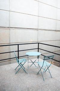 stół i dwa krzesła obok ściany w obiekcie The Met Hotel w mieście Toowoomba