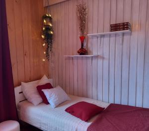 Un pat sau paturi într-o cameră la Kuća za odmor-Kućica
