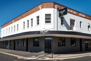 a white building with a sign that reads the met at The Met Hotel in Toowoomba