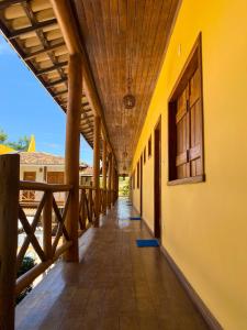 um corredor de uma casa com tecto de madeira em Hotel e Pousada Tetiaroa em Barra Grande