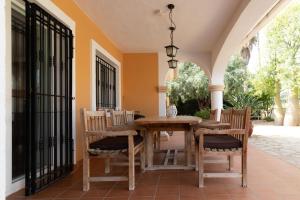 穆特薩梅爾的住宿－Villa Anja，门廊配有木桌和两把椅子