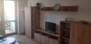 A television and/or entertainment center at Apartament przy Katedrze