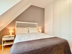 una camera da letto con un grande letto in mansarda di Ocean View Penthouse a Sanxenxo