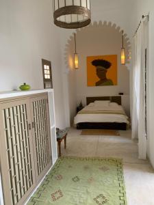 Rúm í herbergi á Riad Aziman