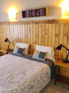 Postel nebo postele na pokoji v ubytování Hostal El Korú