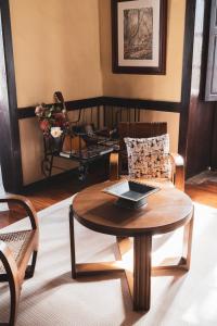 a living room with a table with a laptop on it at Casa rural El Hornillo in Vallehermoso