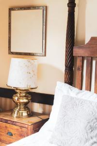 a bedroom with a bed with a lamp and a mirror at Casa rural El Hornillo in Vallehermoso