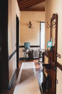 a hallway with a room with a table and a television at Casa rural El Hornillo in Vallehermoso