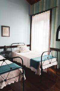 two twin beds in a room with a window at Casa rural El Hornillo in Vallehermoso