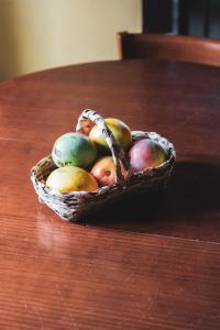 a basket of fruit sitting on a wooden table at Casa rural El Hornillo in Vallehermoso