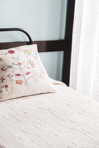 a white bed with a pillow on top of it at Casa rural El Hornillo in Vallehermoso