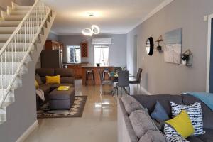 Ubuntu De La Villa- Palm View Estate的休息区