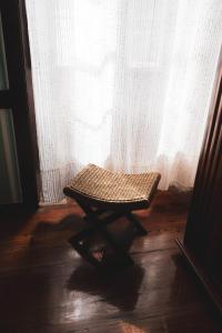 a wicker bench sitting in front of a window at Casa rural El Hornillo in Vallehermoso