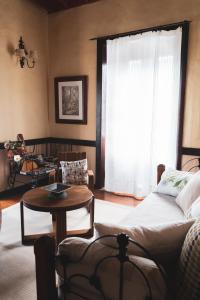 a living room with a bed and a table at Casa rural El Hornillo in Vallehermoso
