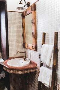 a bathroom with a sink and a mirror at Casa rural El Hornillo in Vallehermoso