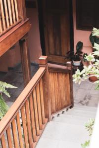 a wooden staircase leading to a house with potted plants at Casa rural El Hornillo in Vallehermoso