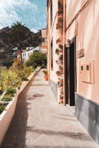 an alleyway between two buildings in a town at Casa rural El Hornillo in Vallehermoso