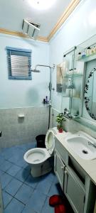 y baño con aseo y lavamanos. en M & D Rentals by Jick, en Butuán