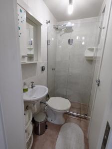 Bathroom sa Apartamento em Caioba com wi-fi