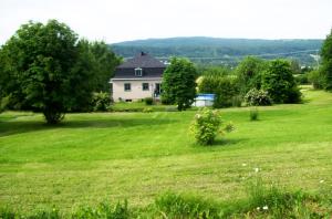 een huis in het midden van een groen veld bij La Belle Époque in La Malbaie