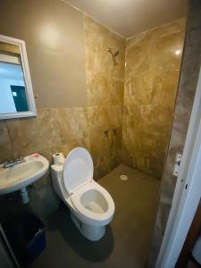 a bathroom with a toilet and a sink at Hotel Posada de Belen in Morelia