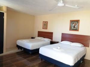 เตียงในห้องที่ Hotel Bugambilia Campeche