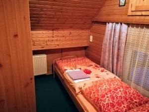 een kleine kamer met een bed in een kamer met bij Gästehaus Deisl in Mariapfarr