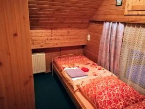 a small room with a bed in a room with at Gästehaus Deisl in Mariapfarr