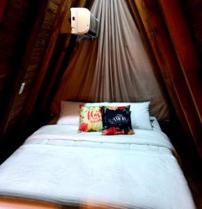 1 cama en una tienda con 2 almohadas en Amore cabana, en Santo Amaro da Imperatriz 50 fotos más
