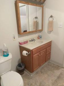 un bagno con un water, un lavandino e uno specchio di Quiet upstairs studio close to town 420 friendly a Trinidad Altre 12 foto