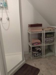 bagno con doccia e mensola con asciugamani di Quiet upstairs studio close to town 420 friendly a Trinidad