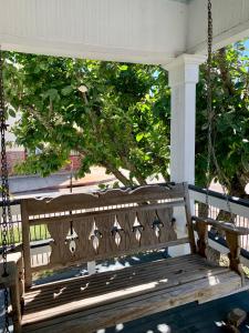 eine Schaukel auf der Veranda eines Hauses in der Unterkunft The Cottages at Capitol Park in Baton Rouge