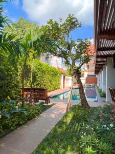Ein Garten an der Unterkunft T Heritage Hotel